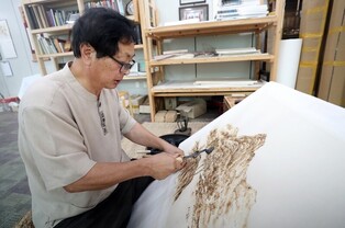 Nakhwajang Kim Young-jo draws realistic landscape through hot iron