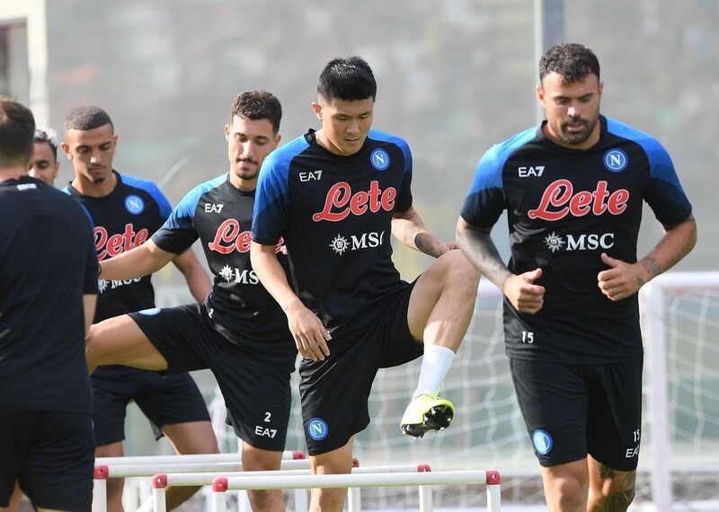 이탈리아 나폴리 입단한 김민재, 동료들과 첫 훈련 소화