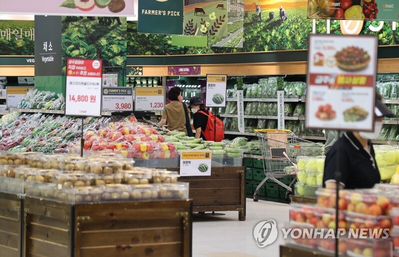 (2nd LD) S. Korea's consumption falls for 4th month amid high inflation