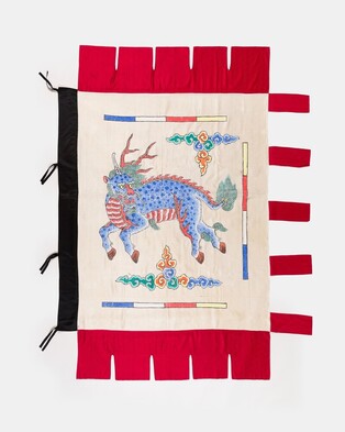 What flag did honor guard hold when crown prince of Joseon Dynasty marched?