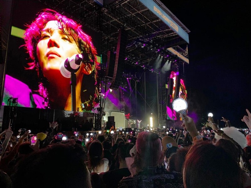 美록축제 피날레 장식한 제이홉…무대앞 곳곳 한글응원 플래카드