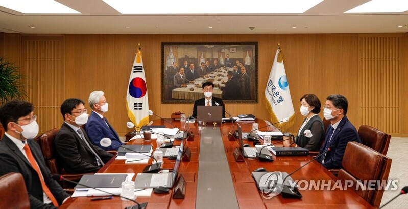 Minutes show BOK board members call for swift rate hike to neutral level