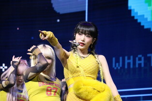 Performance photos of YENA performing title song 'SMARTPHONE' at media showcase for 2nd mini album  'SMARTPHONE'