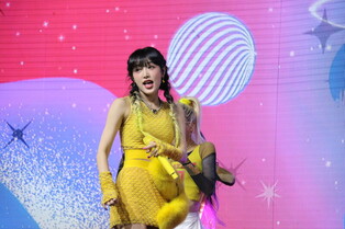 Performance photos of YENA performing 'With or WIthout' at media showcase for second mini album 'SMARTPHONE'