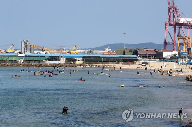 피서객 몰리는 포항 용한리 해변…자연발생유원지 관리 한계