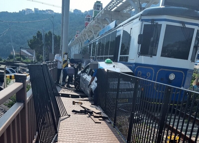 부산 해운대 해변열차와 택시 충돌…1명 경상