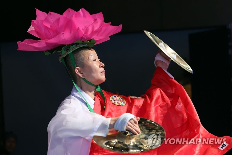 안은미 1300년 넘어 부석사와 하나 되다…"무량수전으로 오세요"
