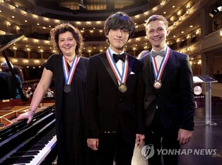 Crowds cheer at pianist Lim Yunchan's first performance in Korea after winning Van Cliburn int'l competition