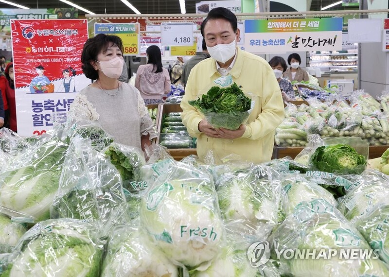 Yoon calls for stabilizing prices ahead of Chuseok holiday