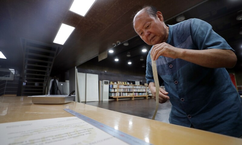 [충북 장인열전] 빛바랜 서화에 생명 불어넣는 홍종진 배첩장