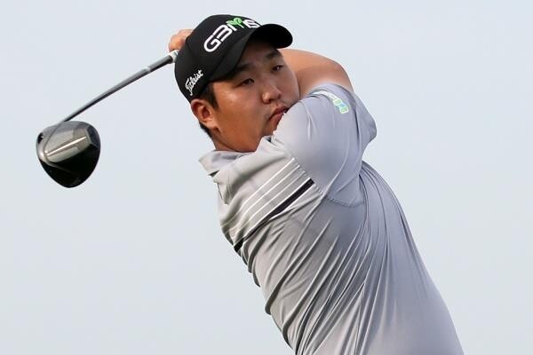 '무명 신인' 김찬우, 8타 줄여 단독 선두