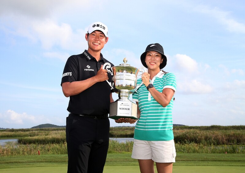 아내와 입맞춤 신용구 "하루 빨리 2승 하고 싶다"