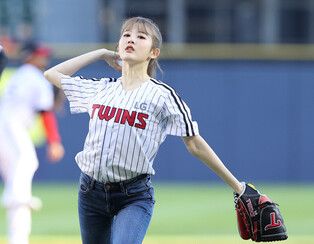 STAYC's Sieun throws the first pitch for KBO league