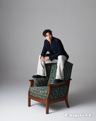 Photos of Kang Ki-young during photo shoot with Esquire