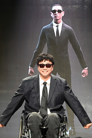 Photos of Kang Won-rae and his avatar during metaverse avatar debut showcase