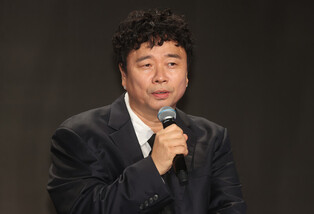 Photos of Kang Won-rae and his avatar during the media showcase of Kang Won-rae's metaverse avatar