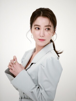 Actress Lee So-yeon to host Donga TV's variety show "All Review Show"