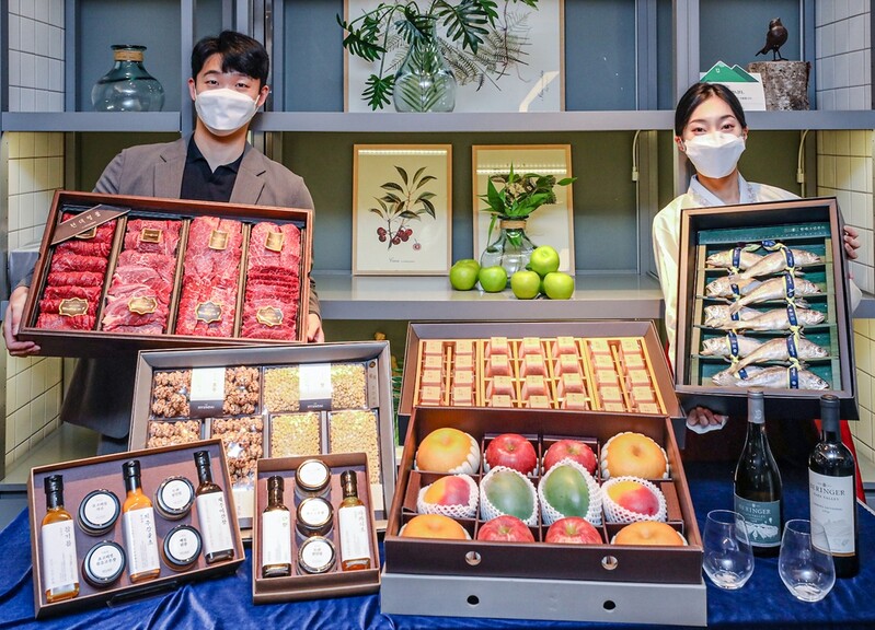추석선물 사전예약 매출 역대 최고…폭우에 백화점 과일 인기