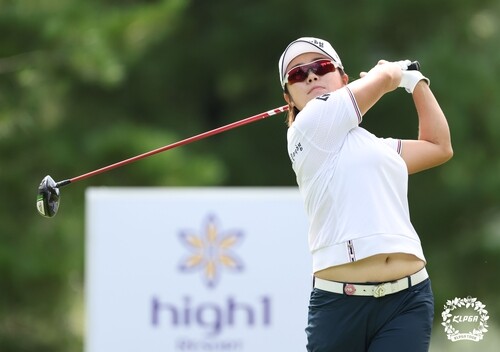 몸살로 기권하려던 이기쁨, 6언더파 맹타로 첫 우승 발판(종합)