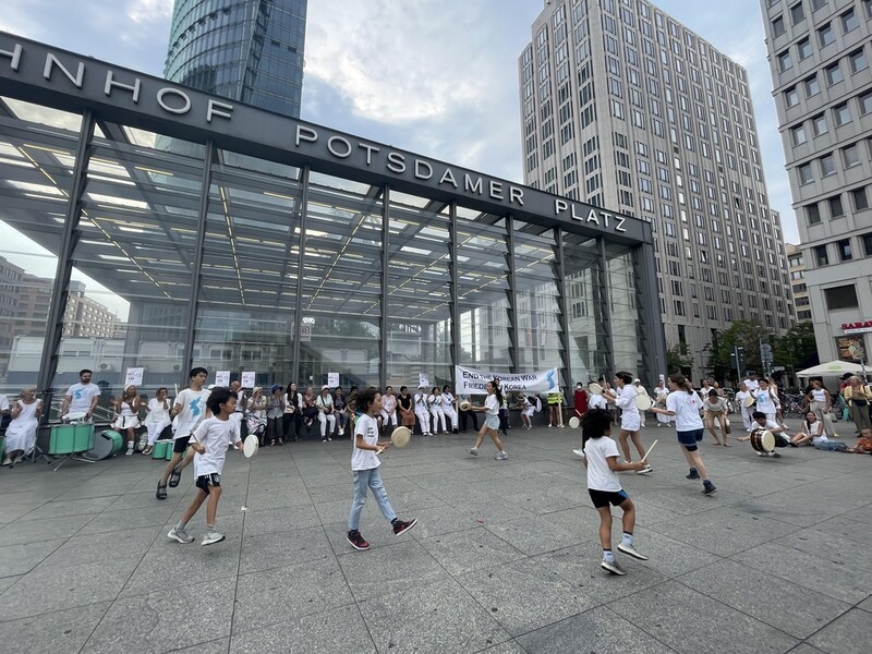 옛 베를린장벽 앞에서 한반도평화기원 노래·춤·마당놀이