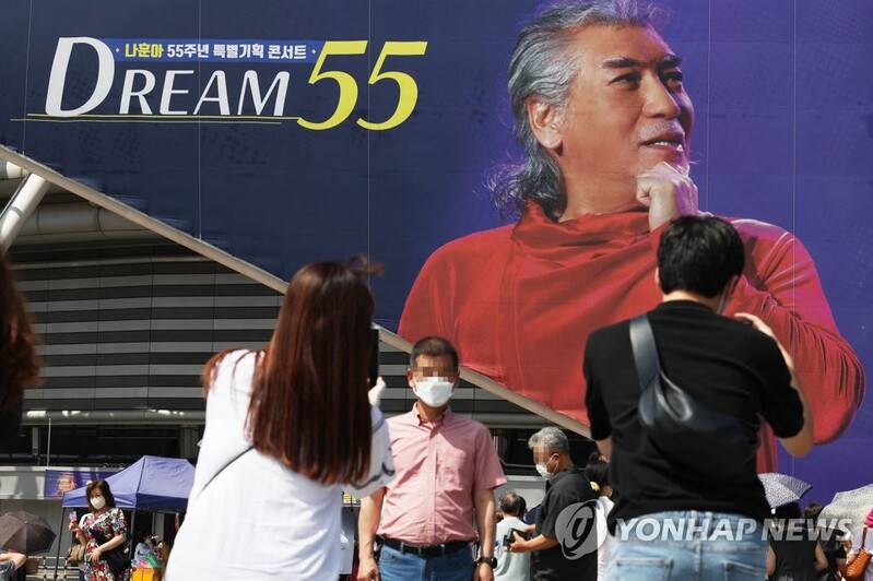 세월과 '맞짱' 뜬 나훈아의 55년…"마이크가 내 청춘이자 세월"