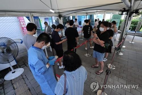 (LEAD) S. Korea's new COVID-19 cases fall below 130,000; death toll hits 3-month high