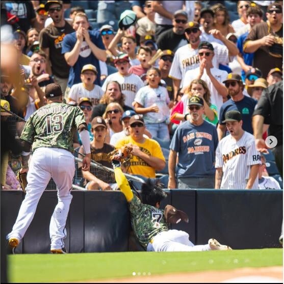 '펜스 충돌 불사한 호수비' 김하성 "식스팩 있어서 괜찮아"