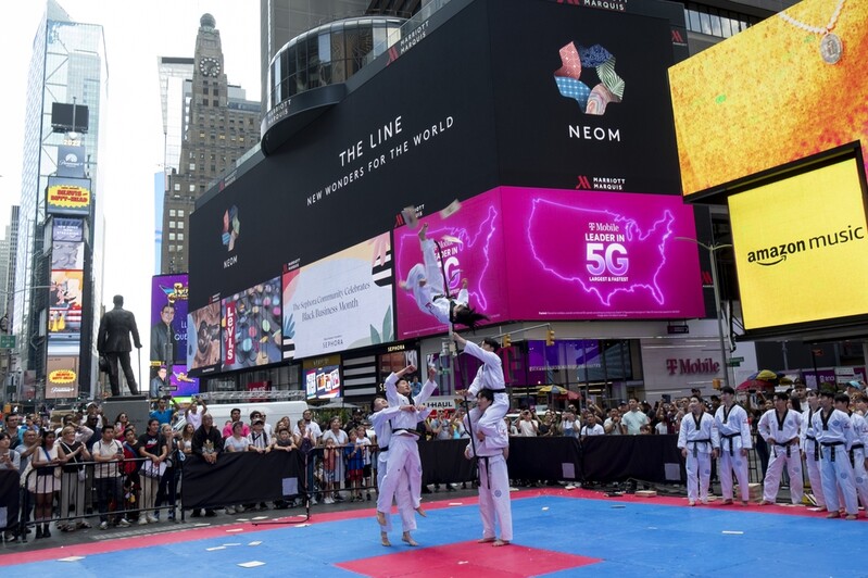 [월드&포토] 뉴욕 하늘 가른 태권도 발차기