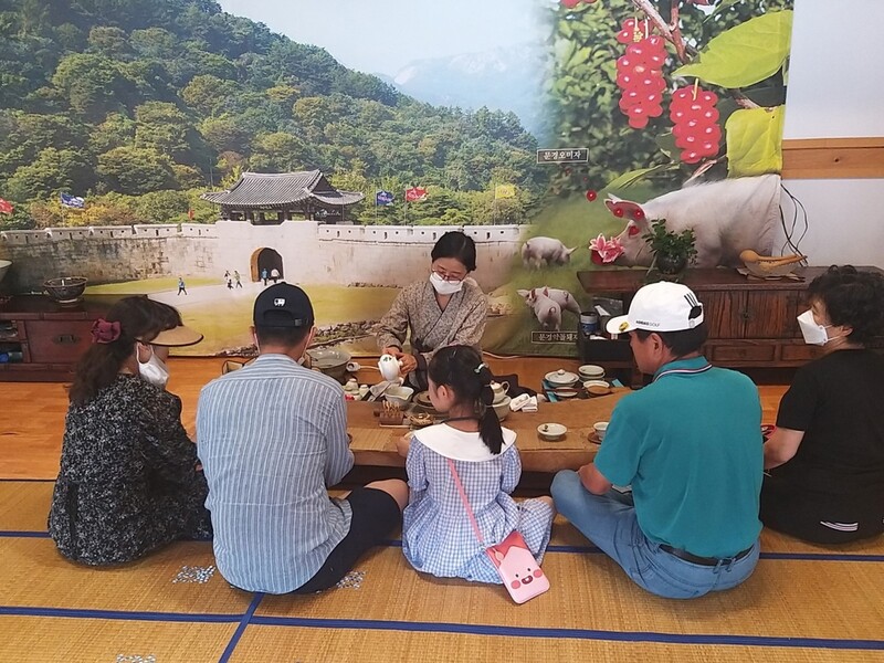 문경새재 오픈세트장서 전통 다도 체험 관광객 인기
