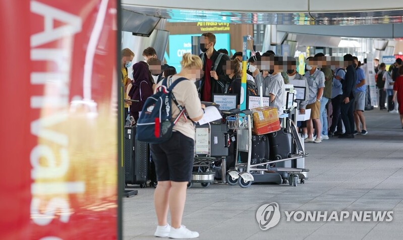 S. Korea's new COVID-19 cases fall below 50,000; critically ill cases on the rise