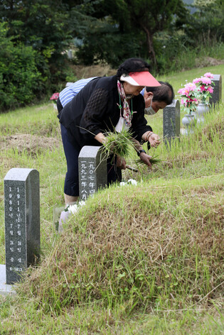 [K-Geography] Tidying up graves ahead of holiday