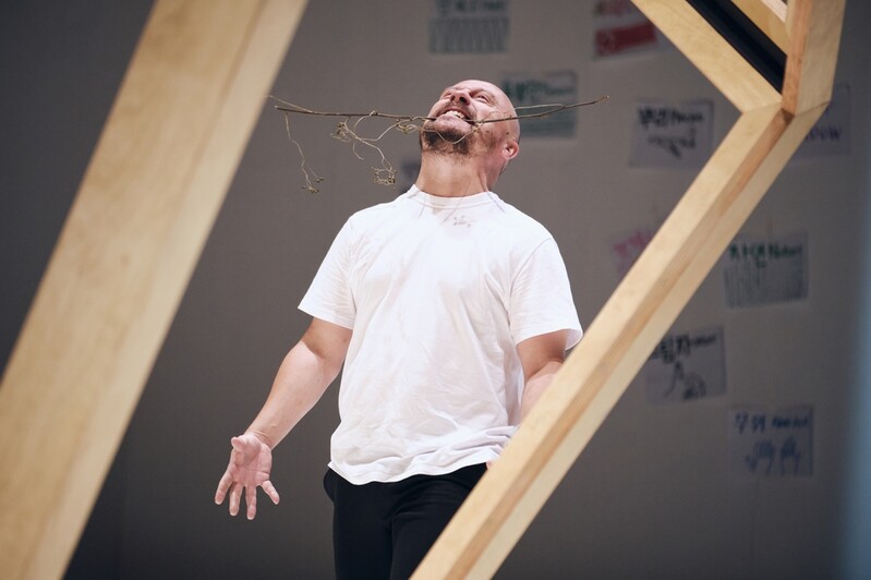 '스트레인지 뷰티' 연출 배요섭 "본질 만나는 순간이 아름다움"