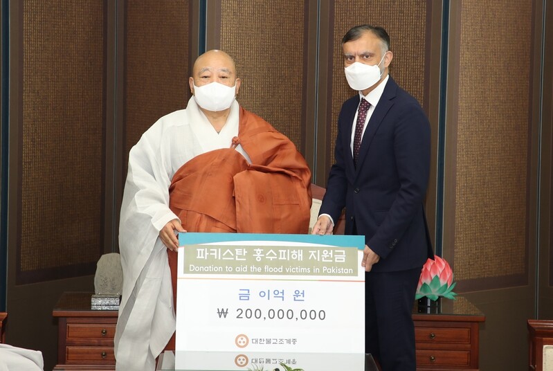총무원장 원행스님, 홍수피해 파키스탄 지원에 2억원 전달
