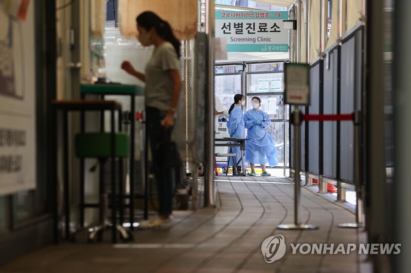 (LEAD) S. Korea's new COVID-19 cases below 90,000 for 2nd day