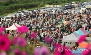가을 초입 관광지 '북적'…태풍 경로 유원지는 '한산'