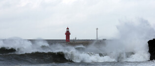 [Moment to Focus] Crashing waves