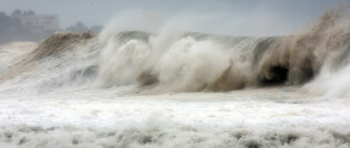 [Moment to Focus] Crashing waves by typhoon