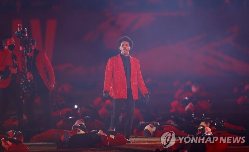 "갑자기 목소리가…" 캐나다 가수 위켄드, LA공연 중 중단