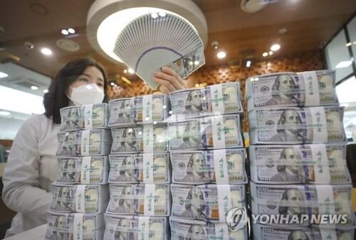 Foreign reserves fall in August on strong U.S. dollar