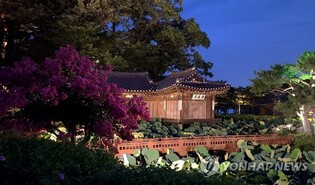 Night walk at Seongyojang, east Sea Coast by train... Gangneung cultural heritage experience