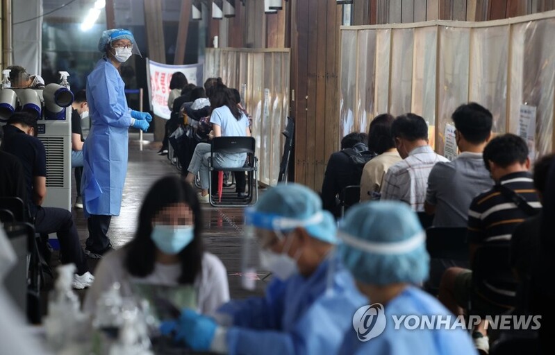 (2nd LD) S. Korea's new COVID-19 cases below 100,000 amid virus slowdown