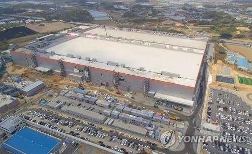 Hanwha Solutions to invest 762 bln won for solar panel materials biz