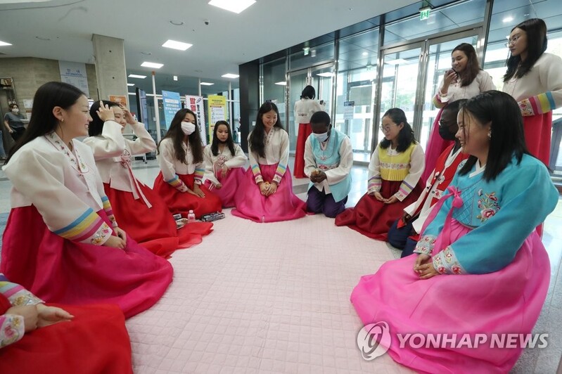 '한복 입고 윷놀이' 외국인 유학생들 "한국 온 게 실감 나요"