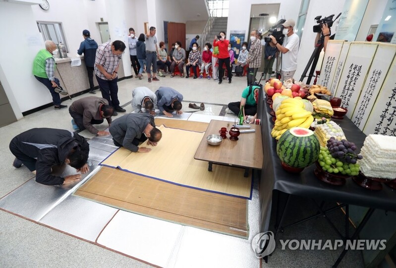 "술 한잔이라도 올려 다행"…포항 대송면 이재민들 합동 차례