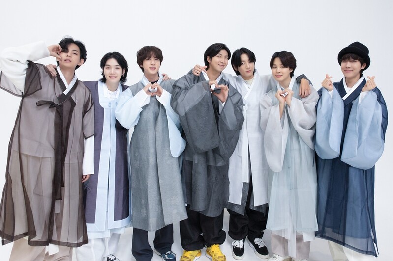 BTS, 한복 입고 추석 인사…"행복하고 건강한 명절 됐으면"