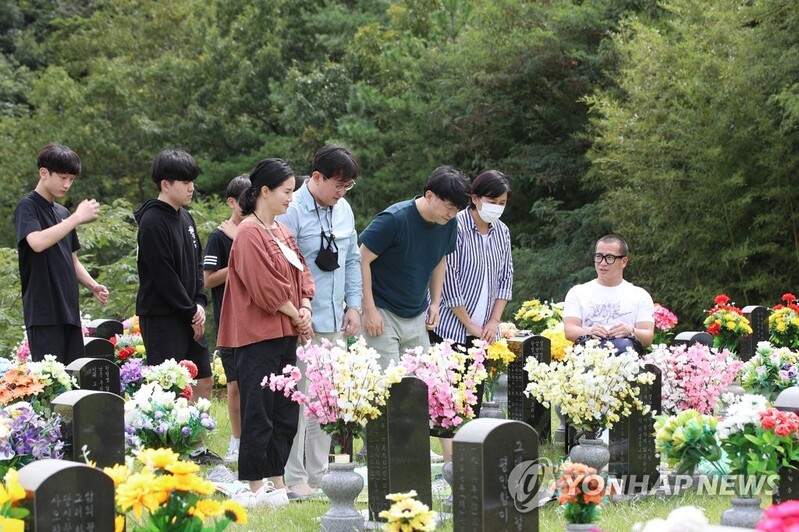 3년만에 '거리두기 없는' 추석…성묘·나들이 인파 북적