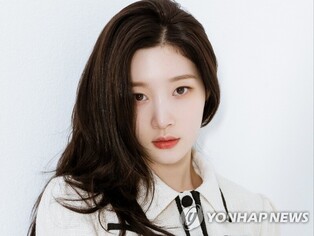 Singer and actor Jung Chae-yeon fractures collarbone during drama shoot