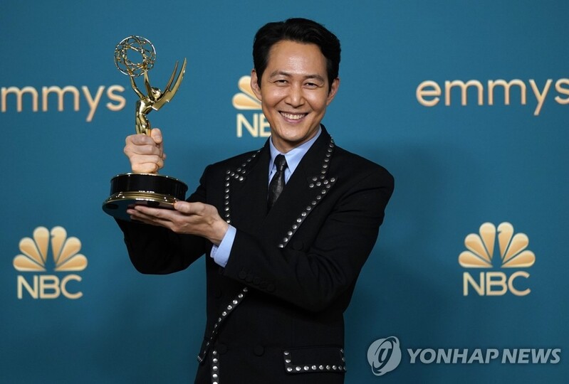 이정재 "아시아인이 메인 캐릭터로 상 받는 데 오래 걸렸다"