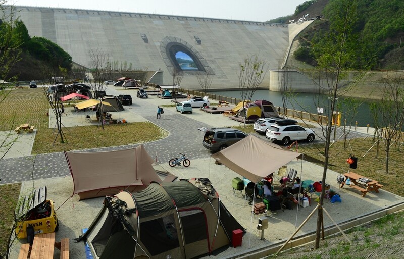 화천 평화의댐 오토캠핑장에서 카라반 캠핑 즐긴다