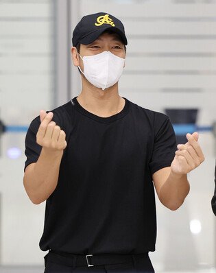 'Squid Game' stars return home with Emmy trophies